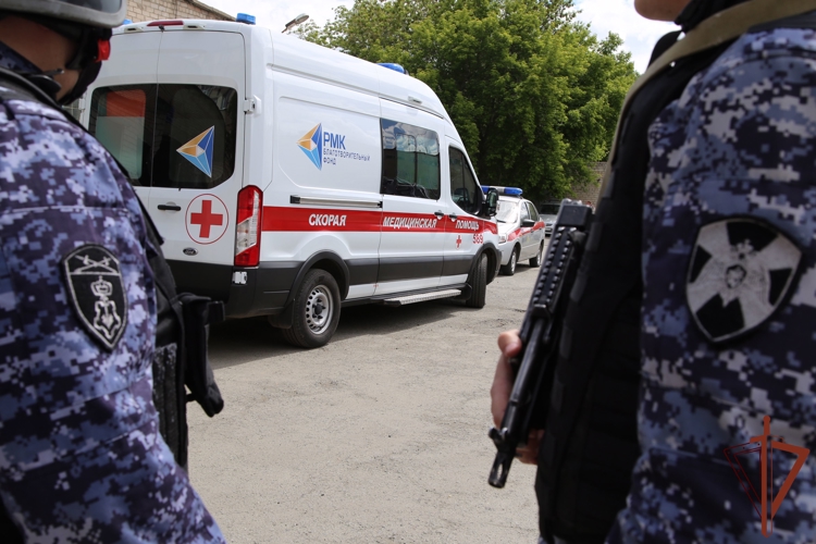 Росгвардейцы задержали дебошира, напавшего на бригаду медиков