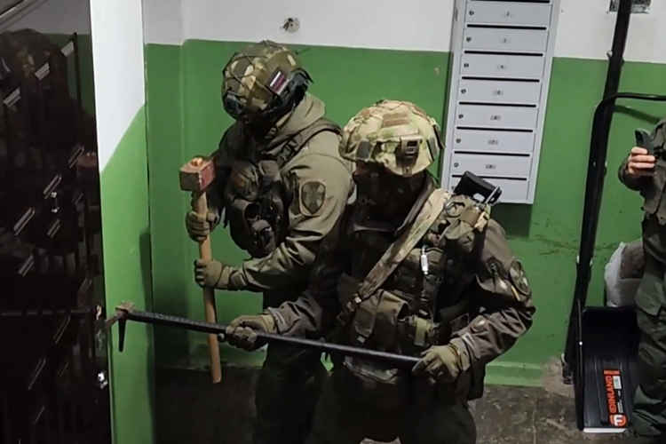 Сотрудники СОБР «Орёл» оказали силовую поддержку при задержании организаторов незаконной миграции