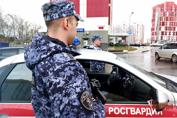 Росгвардейцы задержали дебошира в ресторане города Орла