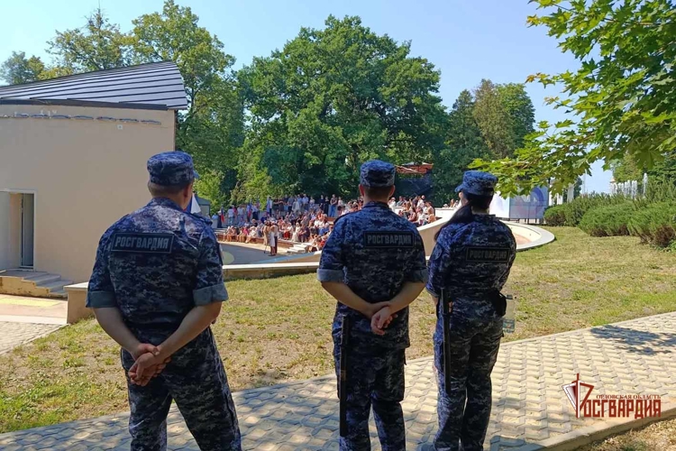 Росгвардейцы обеспечили безопасность во время праздничных и спортивных мероприятий в Орле