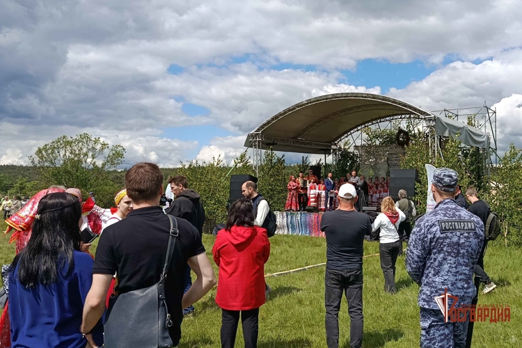 Росгвардейцы приняли участие в обеспечении правопорядка в День Святой Троицы