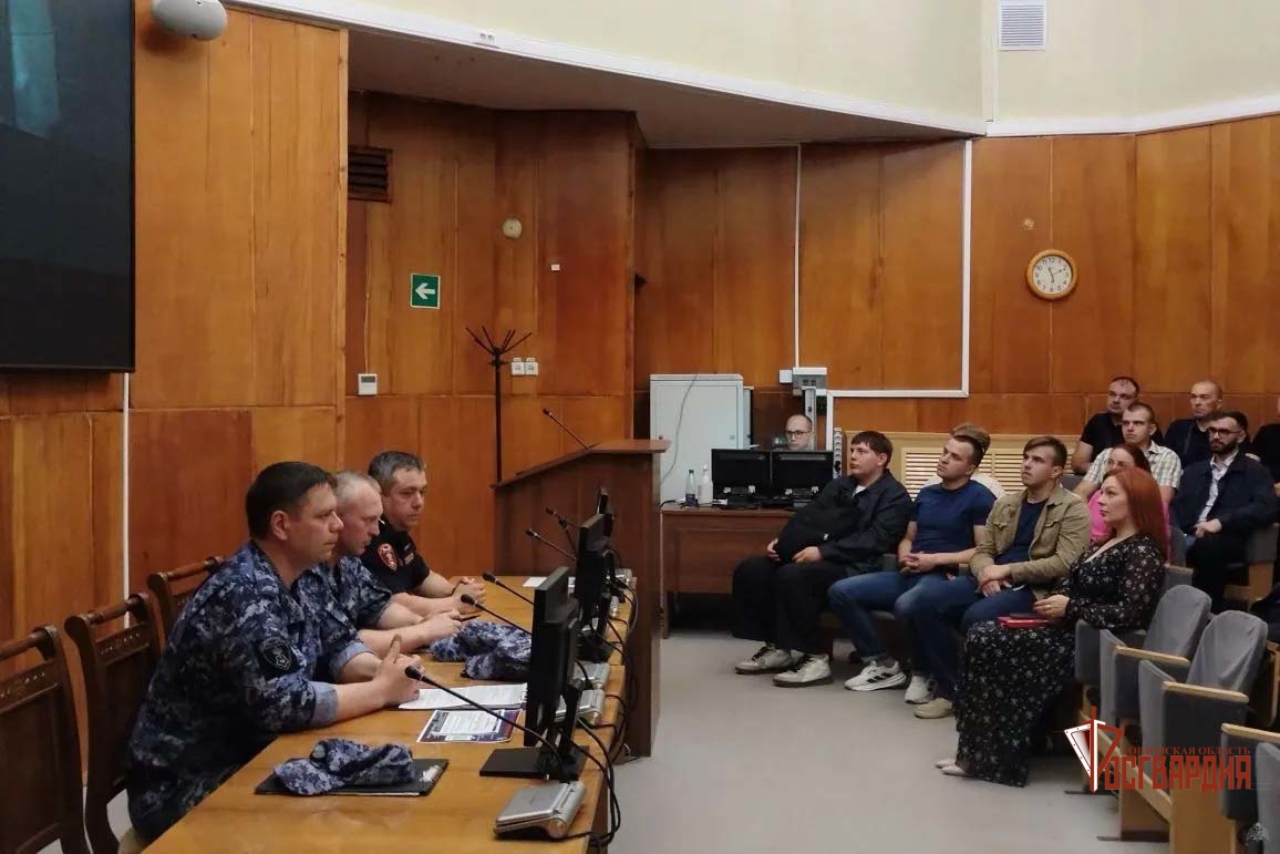 Росгвардейцы рассказали орловским студентам о 10-летии войск