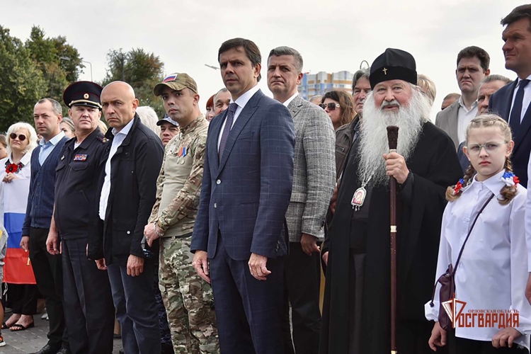В Орле росгвардейцы приняли участие в торжественном поднятии Государственного флага Российской Федерации