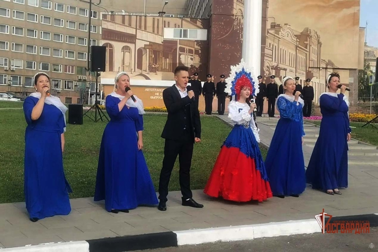 В Орле росгвардейцы приняли участие в торжественном поднятии Государственного флага Российской Федерации
