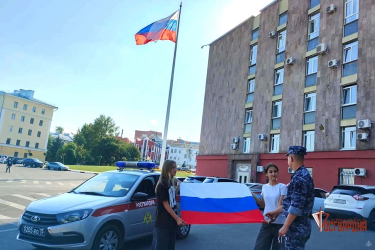Росгвардейцы в Орле присоединились к патриотической акции ко Дню государственного флага