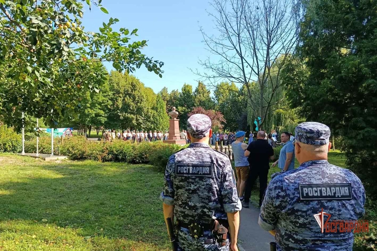 Росгвардейцы обеспечили безопасность во время празднования Дня ВДВ