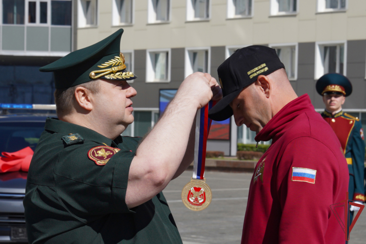 Заместитель директора Росгвардии генерал-полковник Василий Сонин поздравил победителей Всероссийского конкурса профессионального мастерства «Лучший по профессии» 