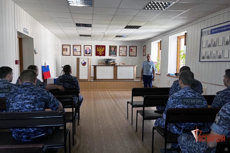 Росгвардейцы поговорили с представителем ГИБДД о безопасности дорожного движения