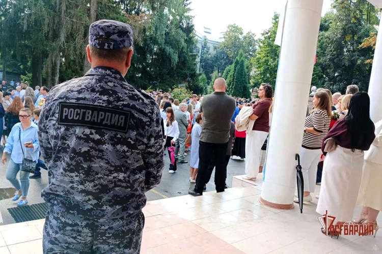 В День знаний росгвардейцы обеспечили охрану общественного порядка