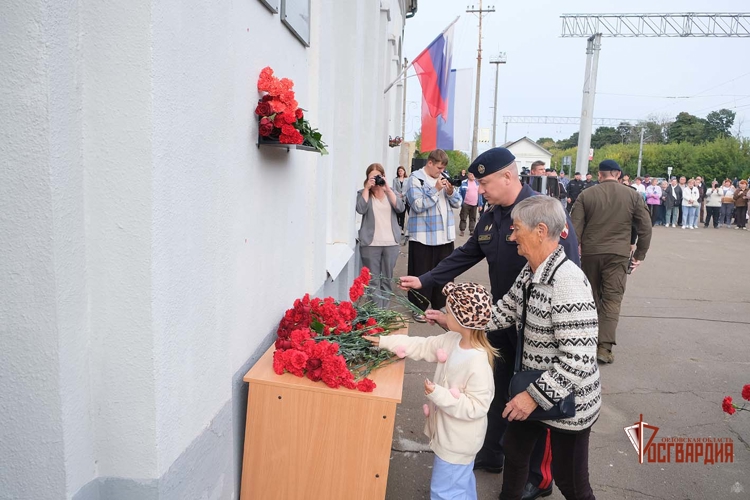В Орловской области увековечили память о погибших при исполнении служебного долга сотрудниках ОМОН «Крепость»