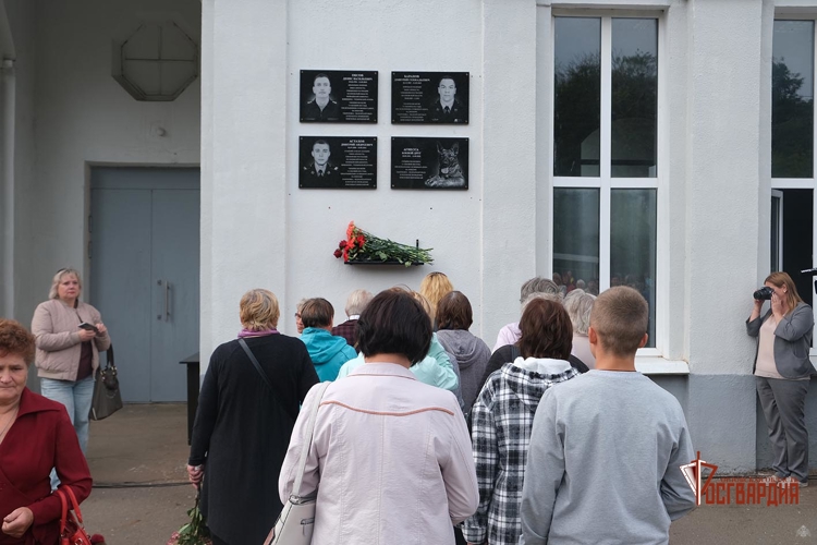 В Орловской области увековечили память о погибших при исполнении служебного долга сотрудниках ОМОН «Крепость»