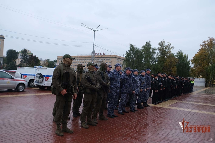 Росгвардейцы приняли участие в гарнизонном разводе на площади им. Ленина