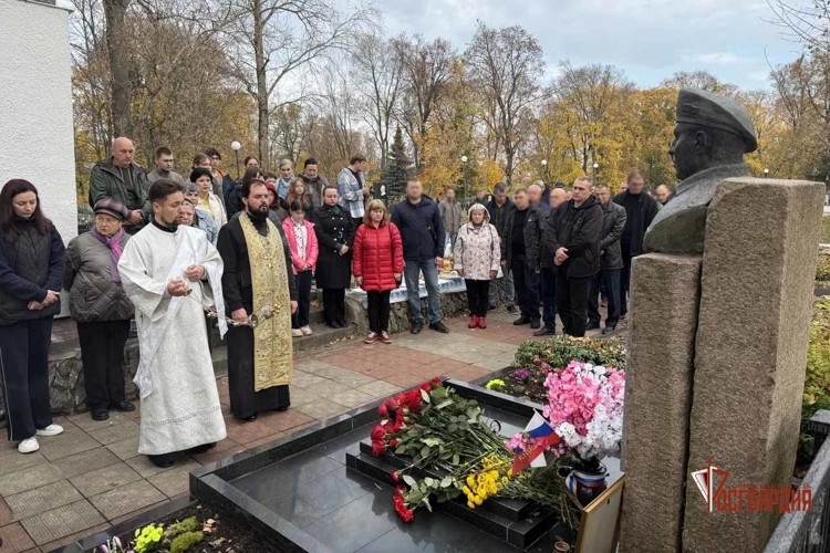 Бойцы СОБР «Орёл» почтили память офицера отряда Дениса Мельникова в 30-летие со дня его гибели