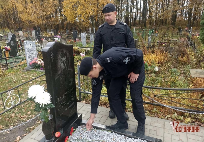 Сотрудники ОМОН «Крепость» почтили память кавалера ордена Мужества Владислава Лапочкина